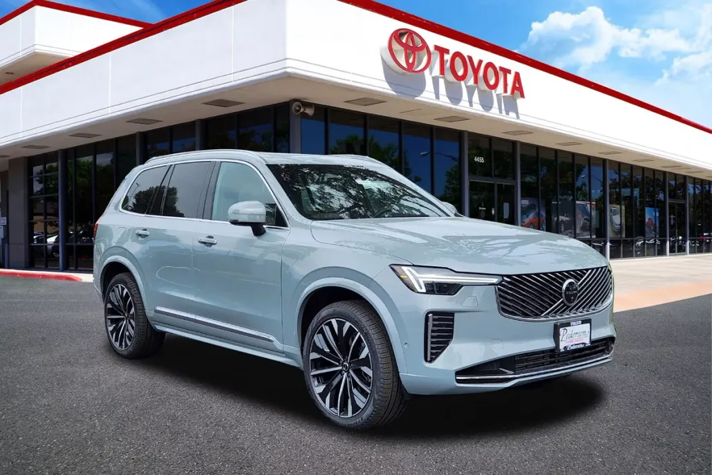 2026 Volvo XC90 T8 Plus photo 1