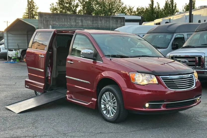 2015 Chrysler Town & Country photo 1