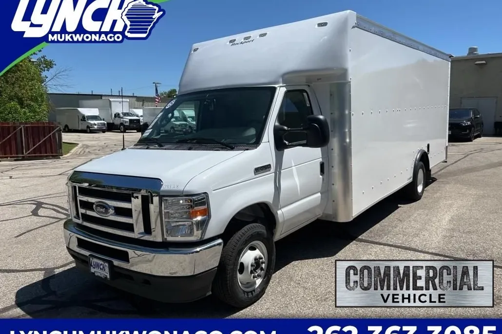 2025 Ford E-450 Super Duty photo 1