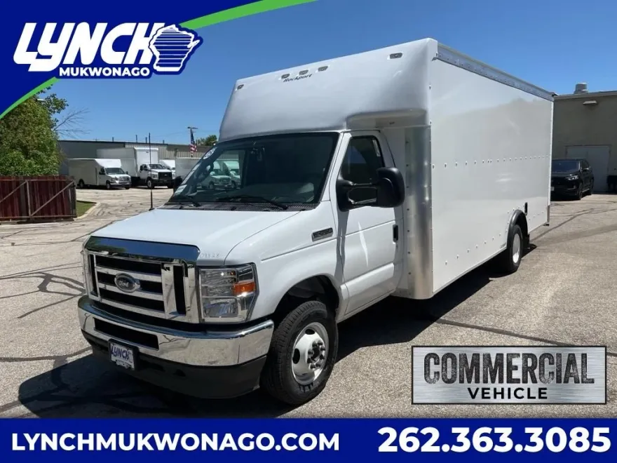 2025 Ford E-450 Super Duty photo 1