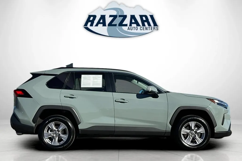 2022 Toyota RAV4 XLE photo 1