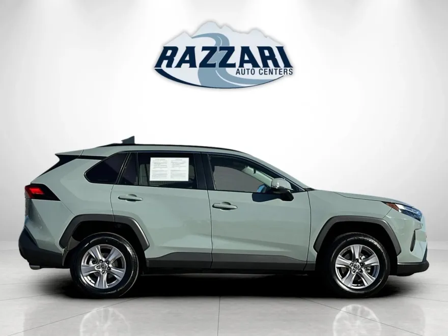 2022 Toyota RAV4 XLE photo 1
