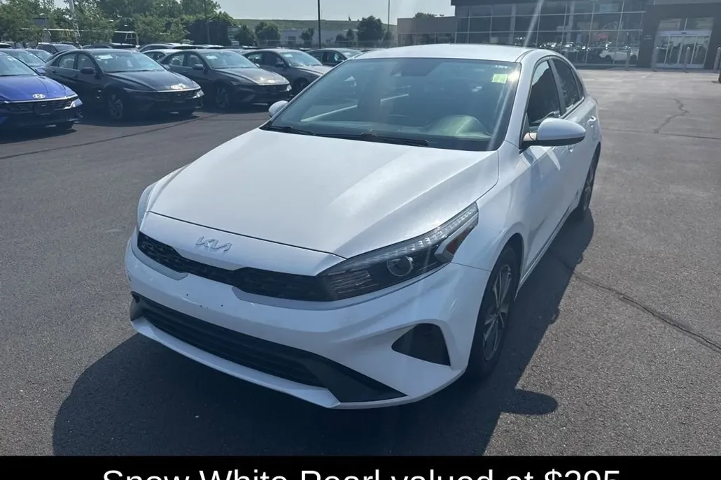 2022 Kia Forte LXS photo 1