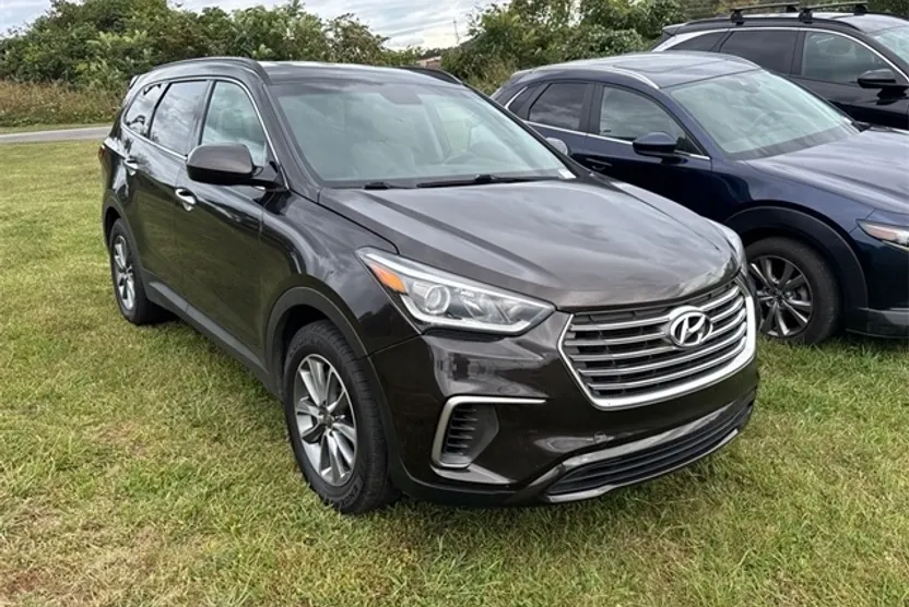2017 Hyundai Santa Fe SE photo 1