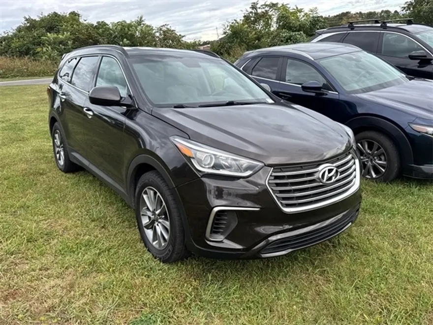 2017 Hyundai Santa Fe SE photo 1