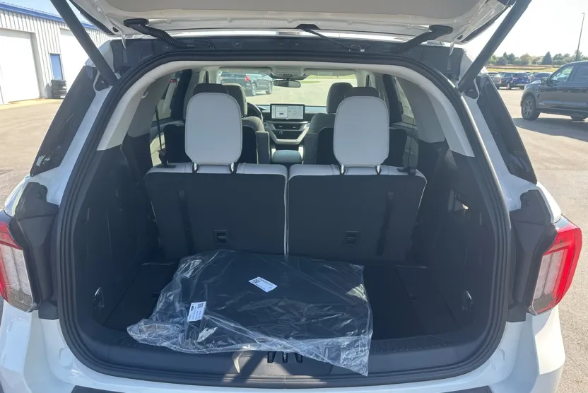2025 Ford Explorer photo 1