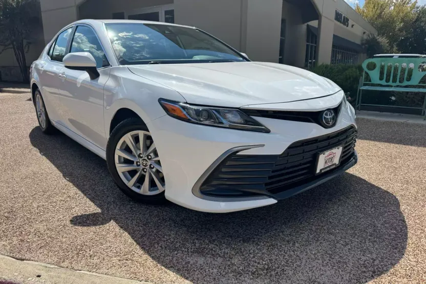 2022 Toyota Camry LE photo 1