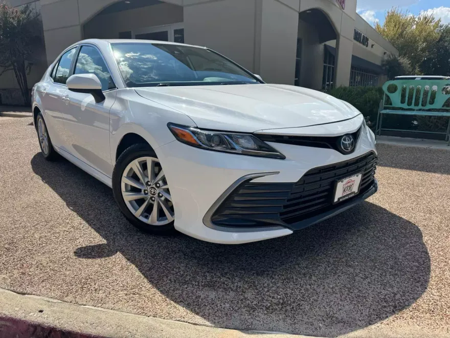 2022 Toyota Camry LE photo 1