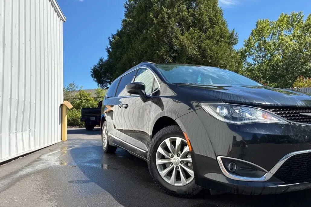 2017 Chrysler Pacifica Touring L photo 1