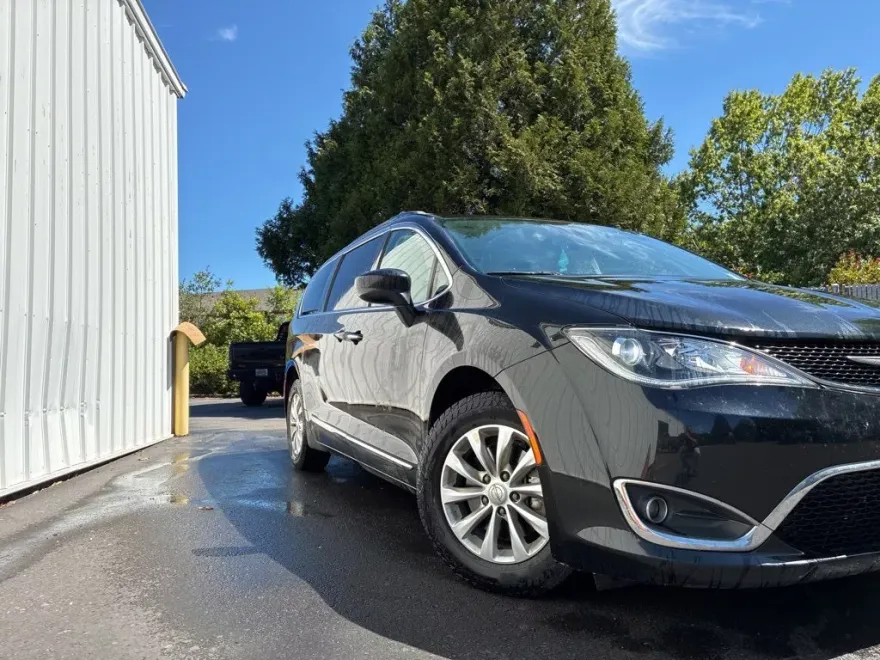 2017 Chrysler Pacifica Touring L photo 1