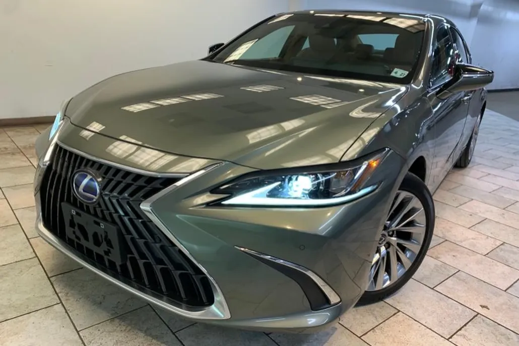2022 Lexus ES 300h Luxury photo 1