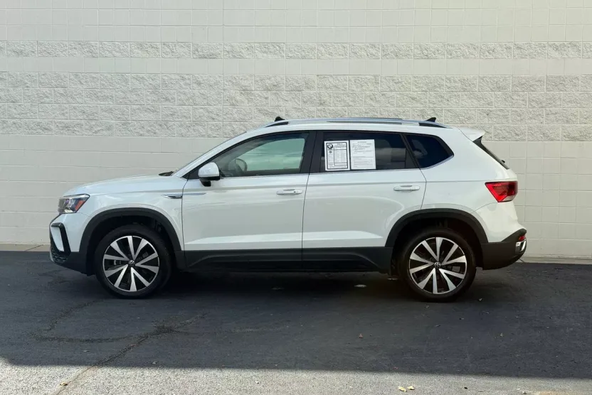 2024 Volkswagen Taos SE photo 1
