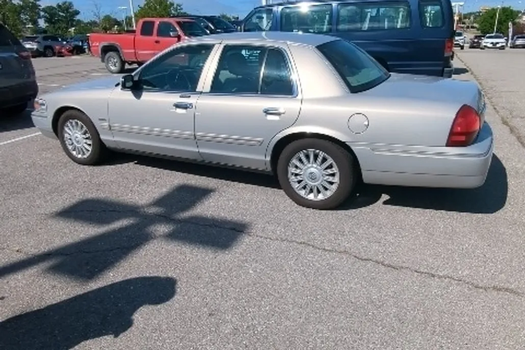 2010 Mercury Grand Marquis LS photo 1
