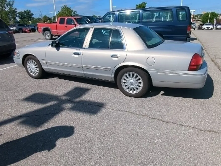 2010 Mercury Grand Marquis LS photo 1