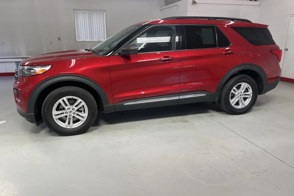 2021 Ford Explorer XLT photo 1