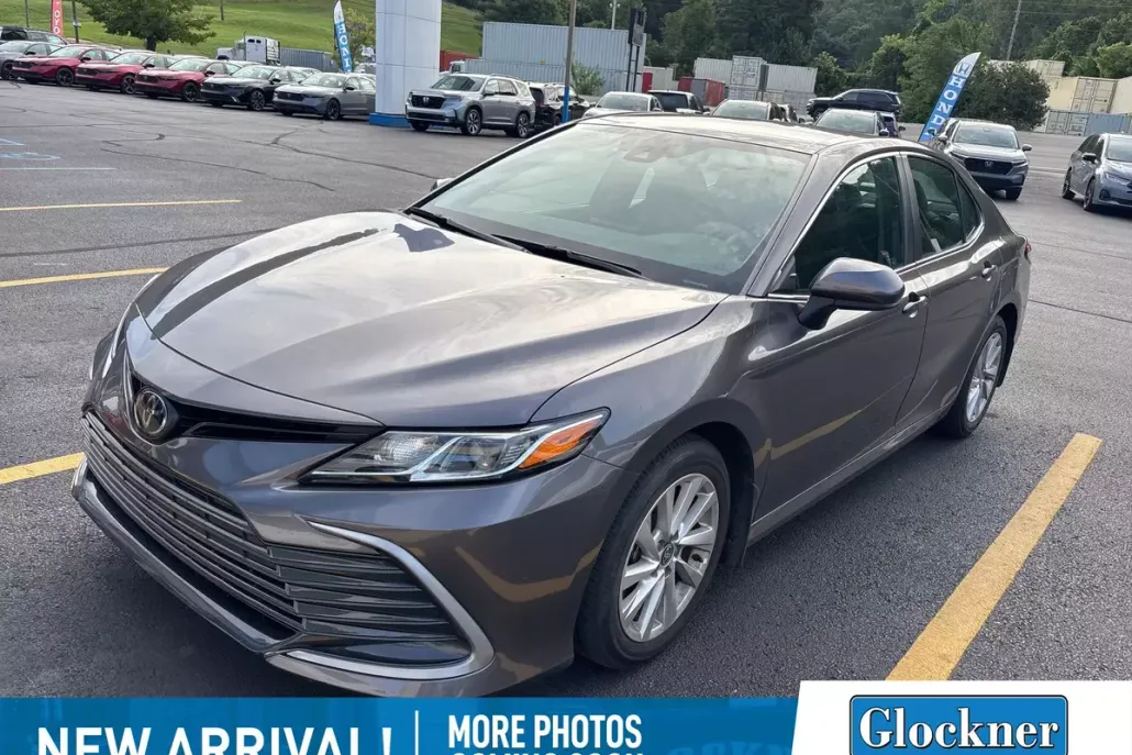 2023 Toyota Camry LE photo 1