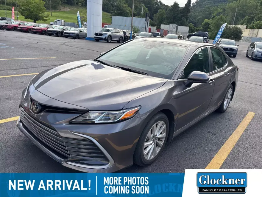 2023 Toyota Camry LE photo 1