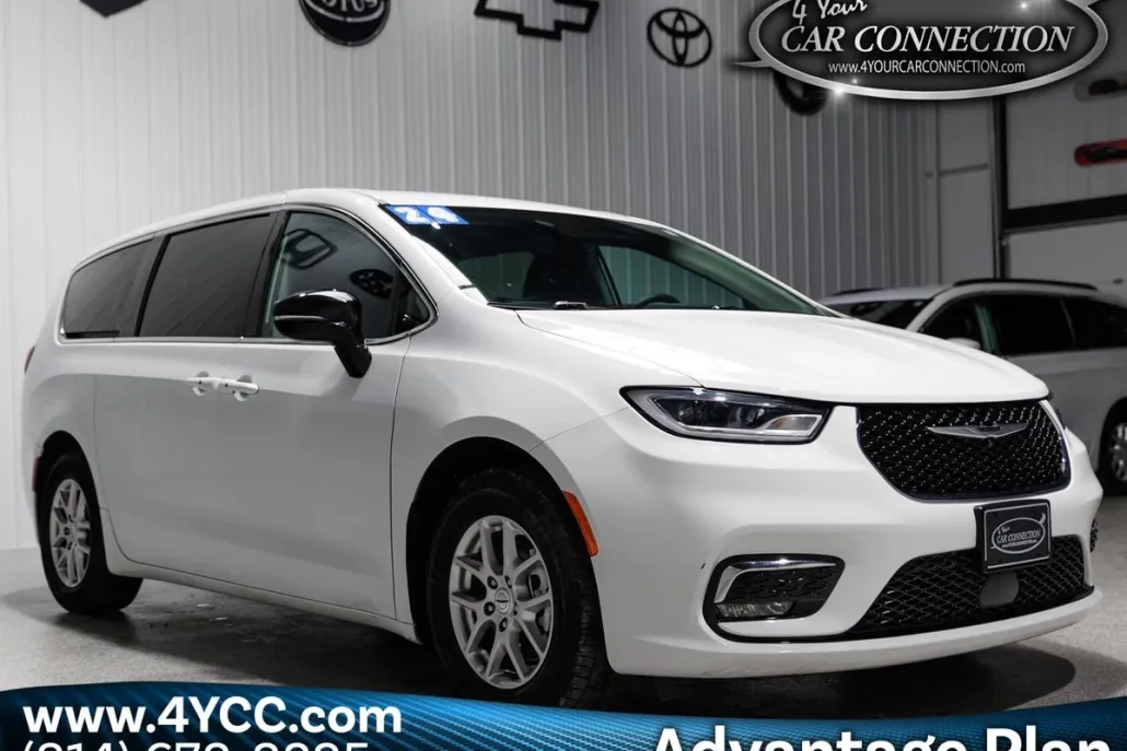 2024 Chrysler Pacifica Touring L photo 1