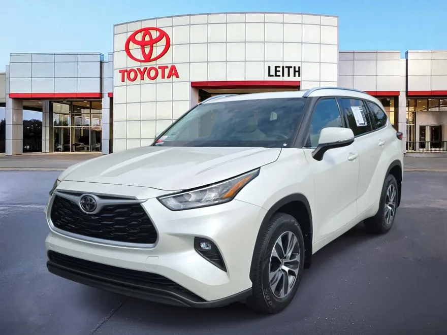 2020 Toyota Highlander XLE photo 1