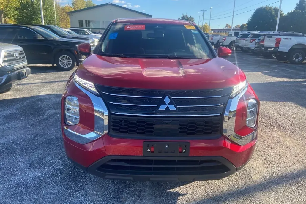 2024 Mitsubishi Outlander ES photo 1