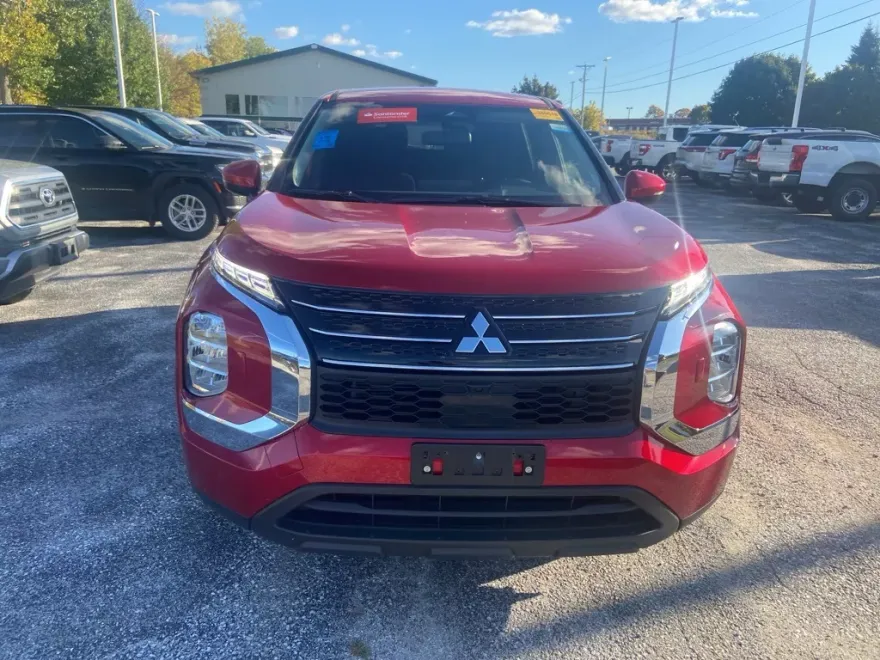 2024 Mitsubishi Outlander ES photo 1