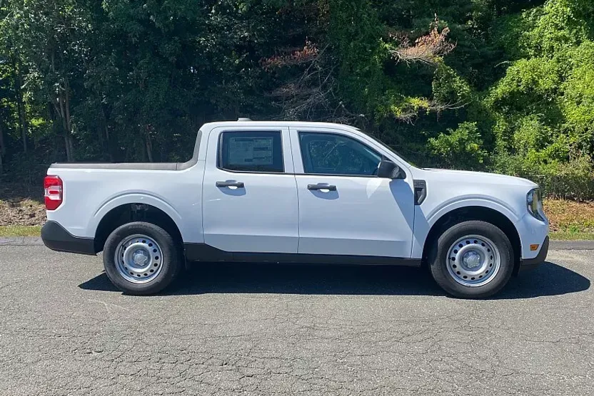2025 Ford Maverick XL photo 1