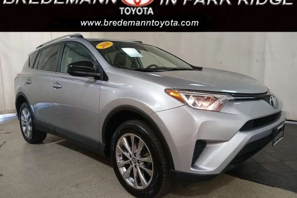 2016 Toyota RAV4 LE photo 1