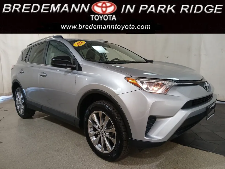 2016 Toyota RAV4 LE photo 1