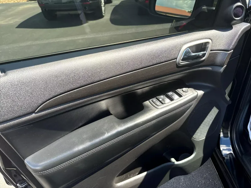 2017 Jeep Grand Cherokee Altitude photo 1