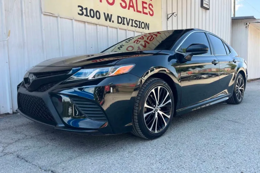 2019 Toyota Camry SE photo 1