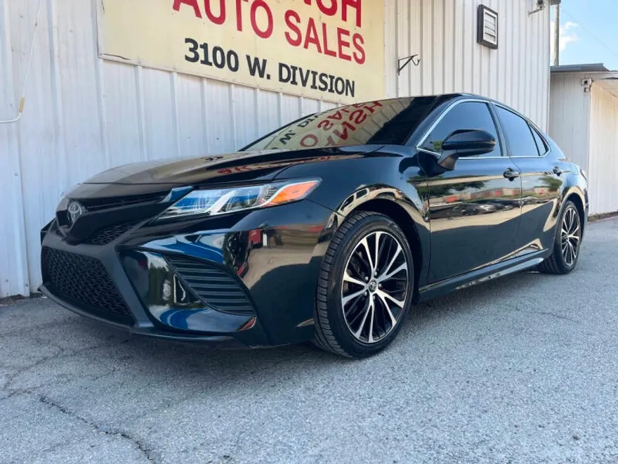2019 Toyota Camry SE photo 1