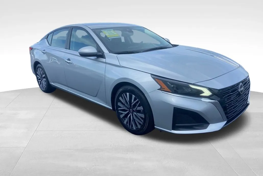 2023 Nissan Altima 2.5 SV photo 1