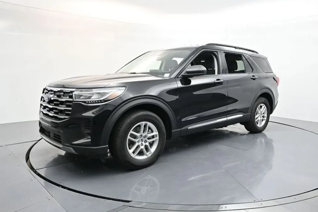 2025 Ford Explorer photo 1