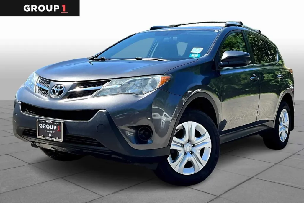 2015 Toyota RAV4 LE photo 1