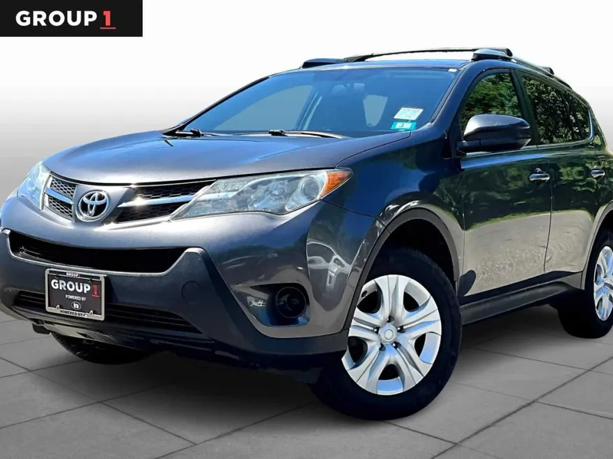 2015 Toyota RAV4 LE photo 1