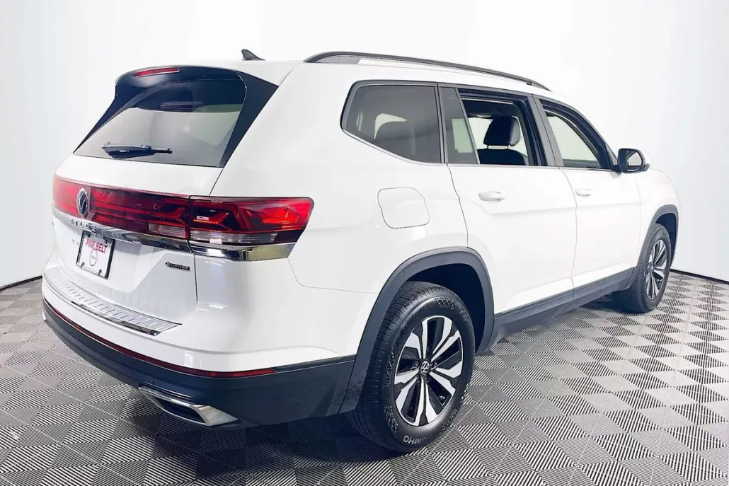 2024 Volkswagen Atlas SE photo 1