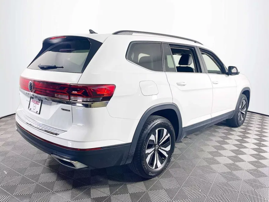 2024 Volkswagen Atlas SE photo 1