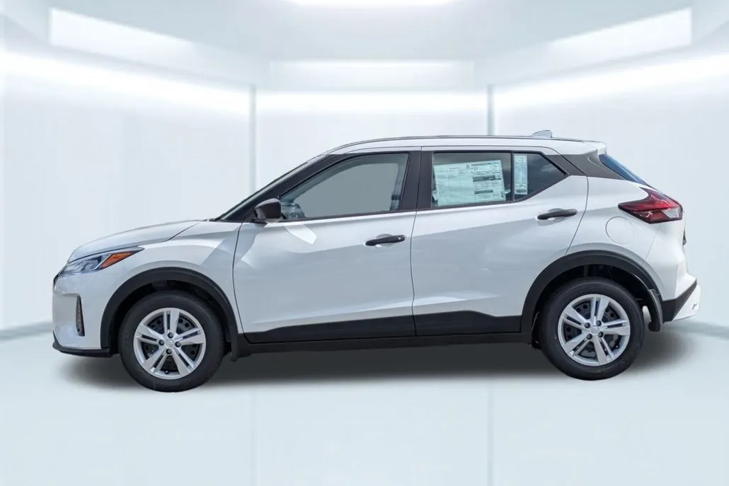 2025 Nissan Kicks Play S photo 1
