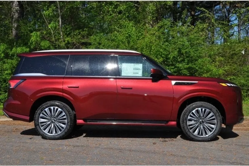 2025 Infiniti QX80 Luxe photo 1