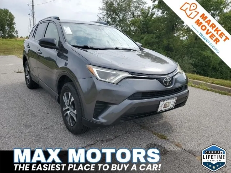 2017 Toyota RAV4 LE photo 1