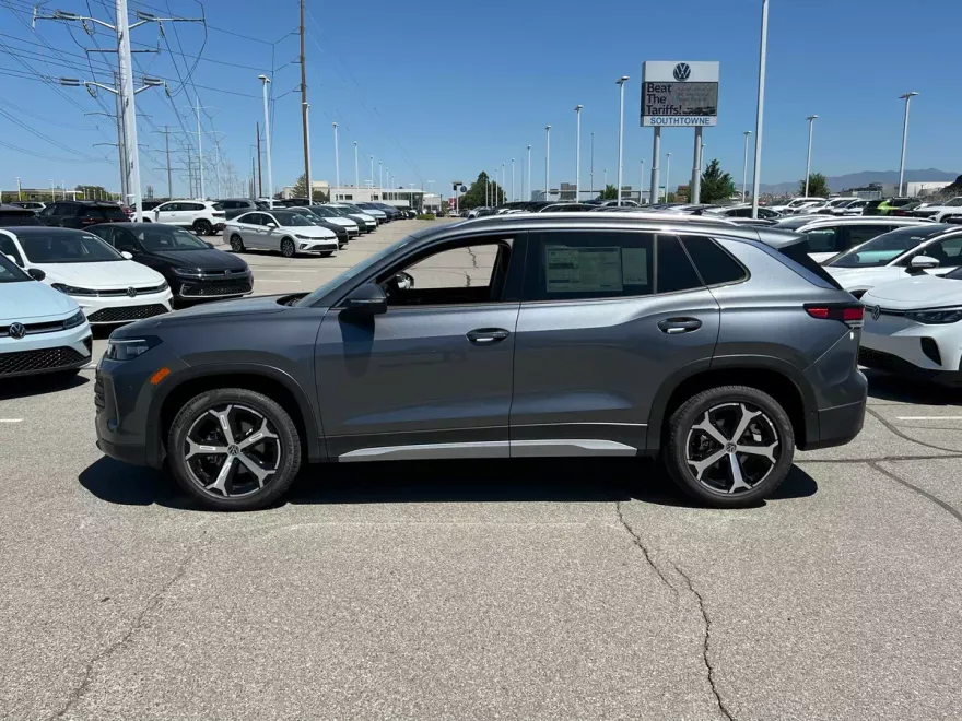 2025 Volkswagen Tiguan SE photo 1