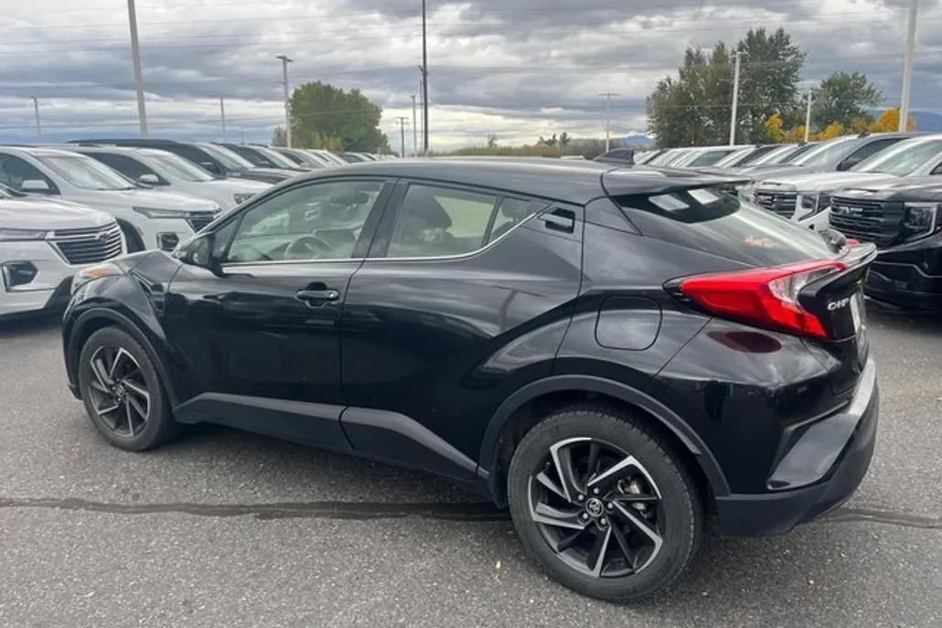 2021 Toyota C-HR LE photo 1