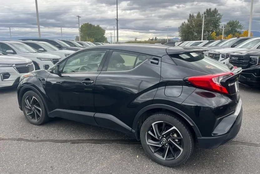 2021 Toyota C-HR LE photo 1