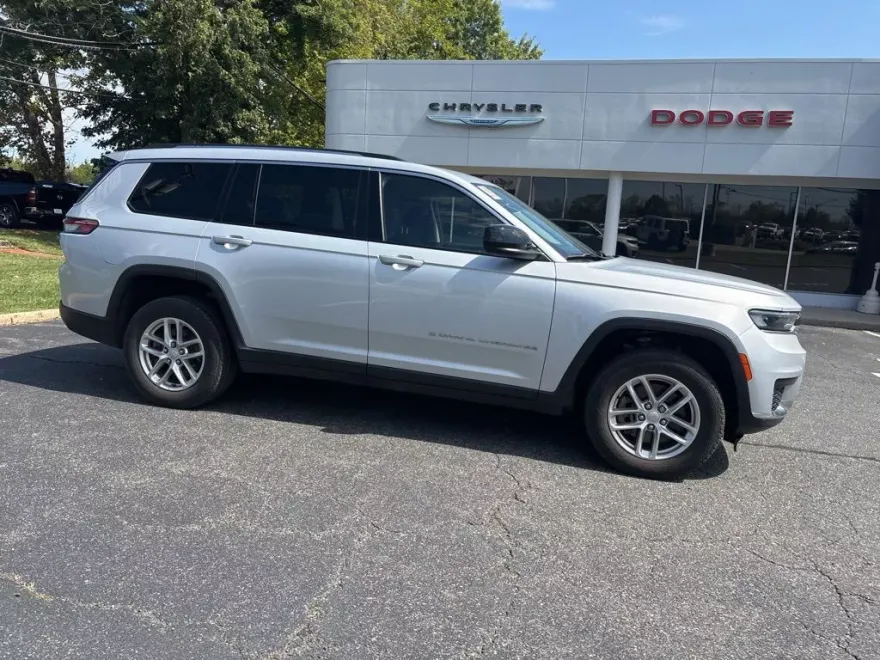 2022 Jeep Grand Cherokee Laredo photo 1