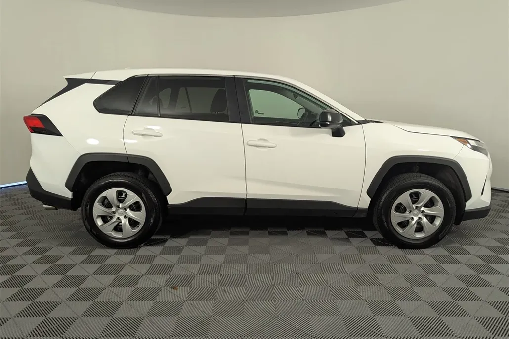 2023 Toyota RAV4 LE photo 1