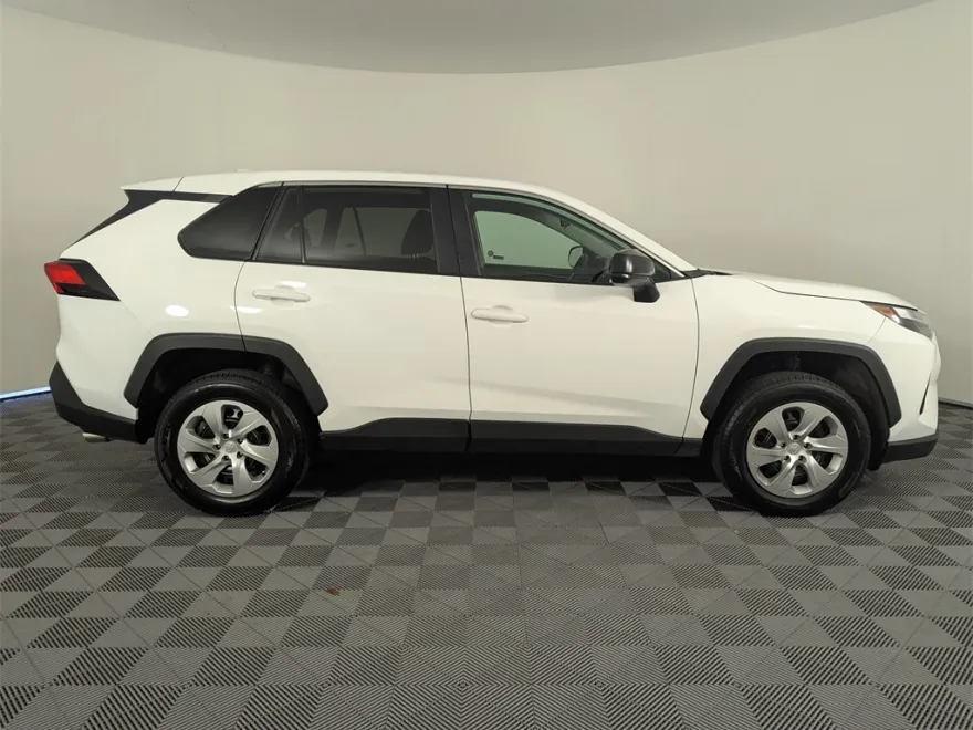 2023 Toyota RAV4 LE photo 1