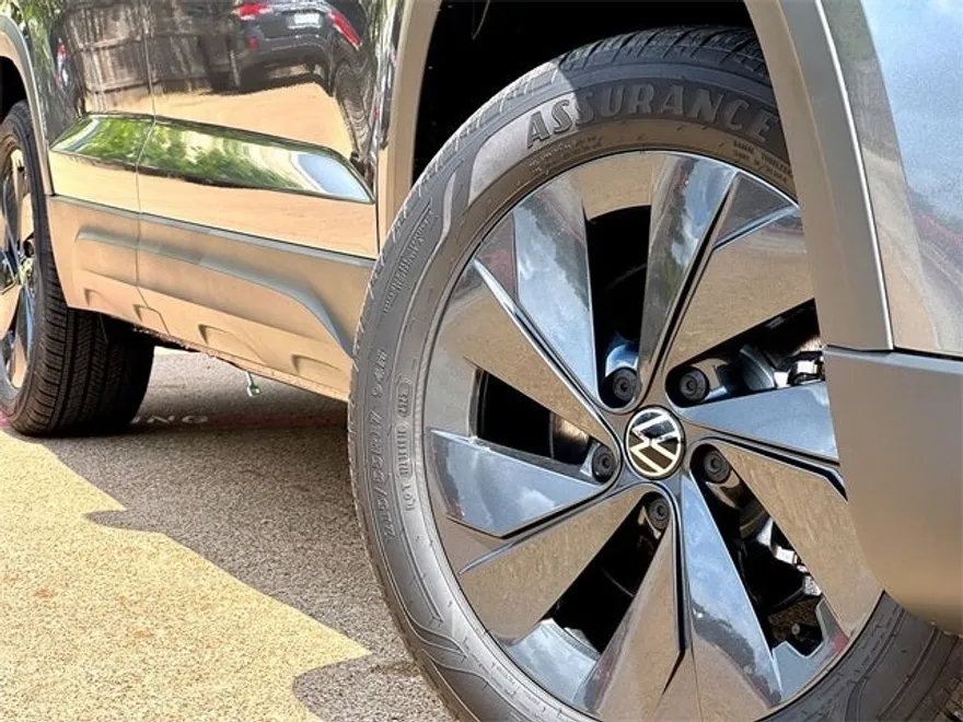 2025 Volkswagen Taos S photo 1