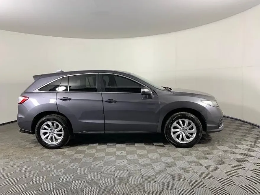 2017 Toyota RAV4 LE photo 1