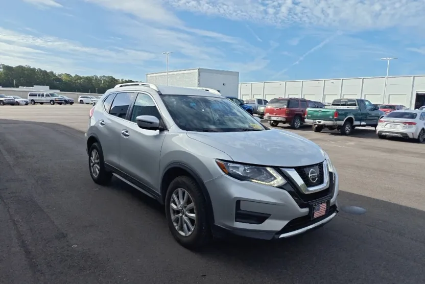 2017 Nissan Rogue SV photo 1