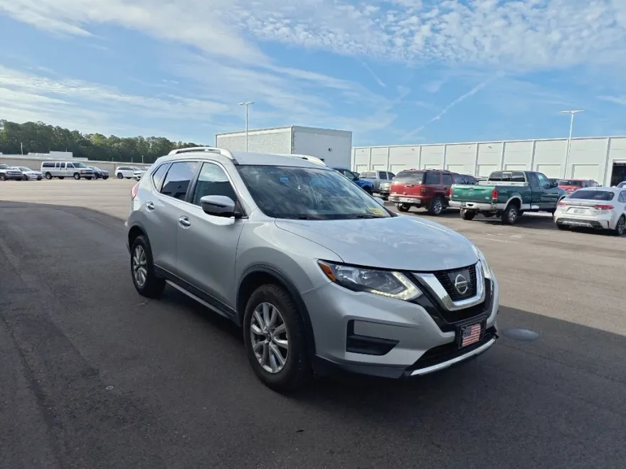 2017 Nissan Rogue SV photo 1